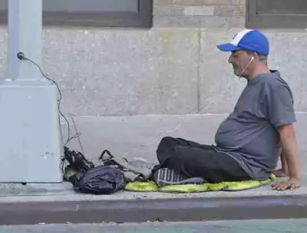 This 55-Yr-Old Homeless Man Powers All His Devices By Tapping Into Street Light Poles (Photos)